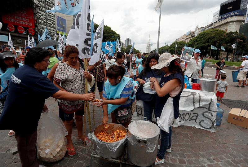 Grupos sociais na Argentina levam potes para a rua e protestam contra Macri