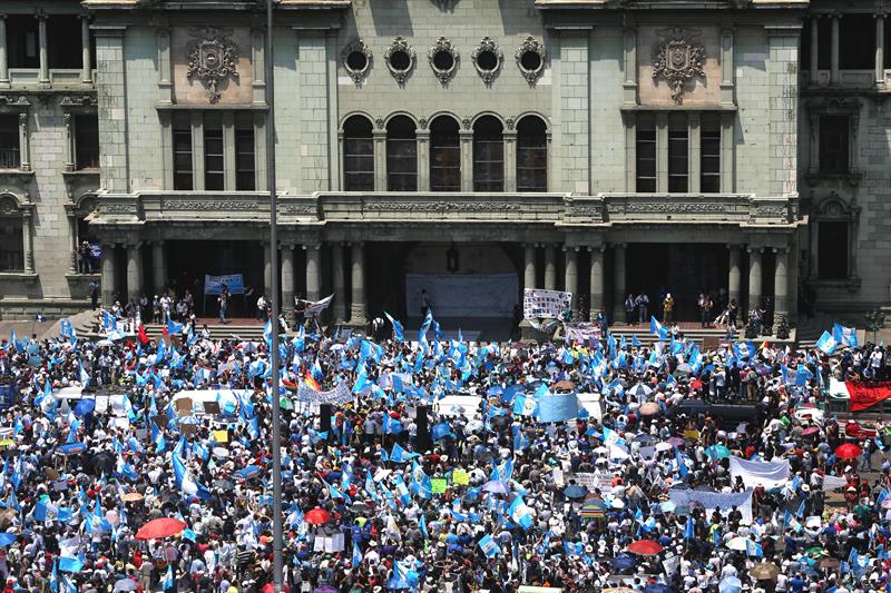  Os setores civis pedirem com protesto a demissÃ£o do presidente da Guatemala