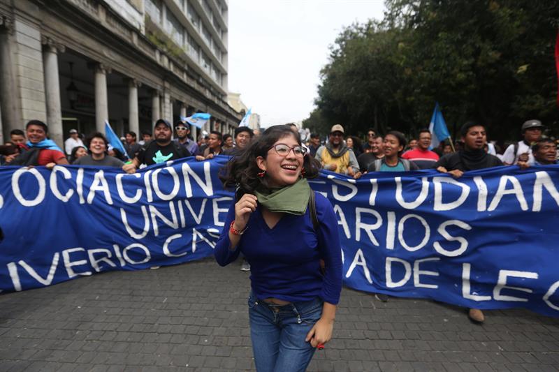  Grupos civis chamam protestos contra o governo e os deputados da Guatemala