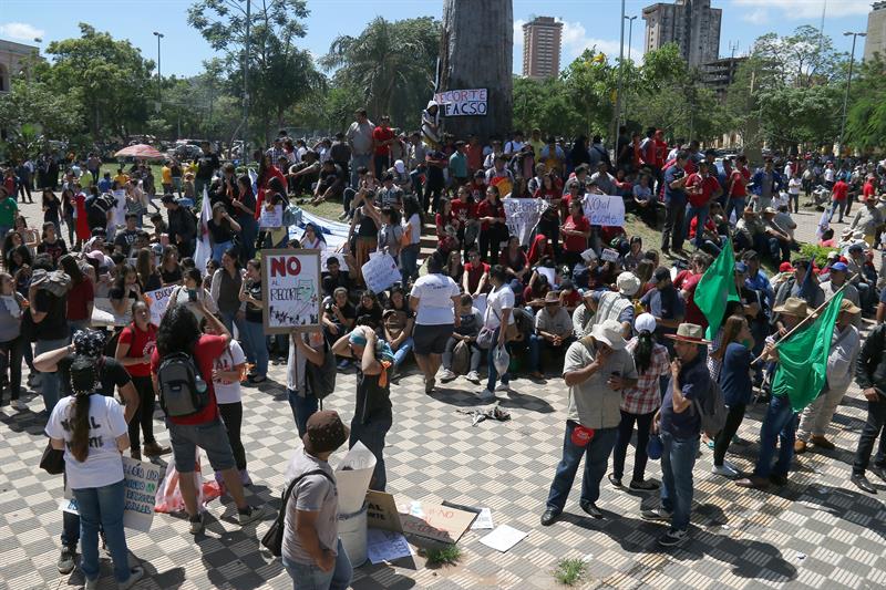  Guilds protestam antes do Congresso paraguaio durante o estudo do orÃ§amento